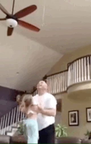 папа играет с дочкой