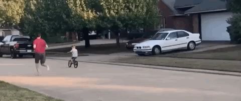 папа и сын на велосипеде