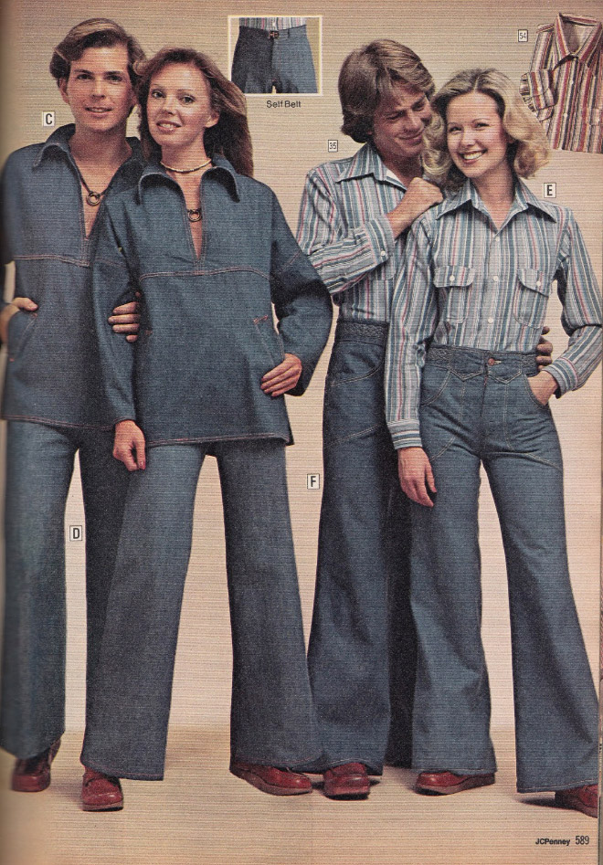 люди в клешеных джинсах
