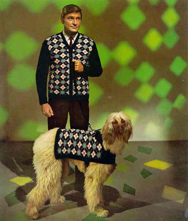 мужчина и пес в одинаковых нарядах
