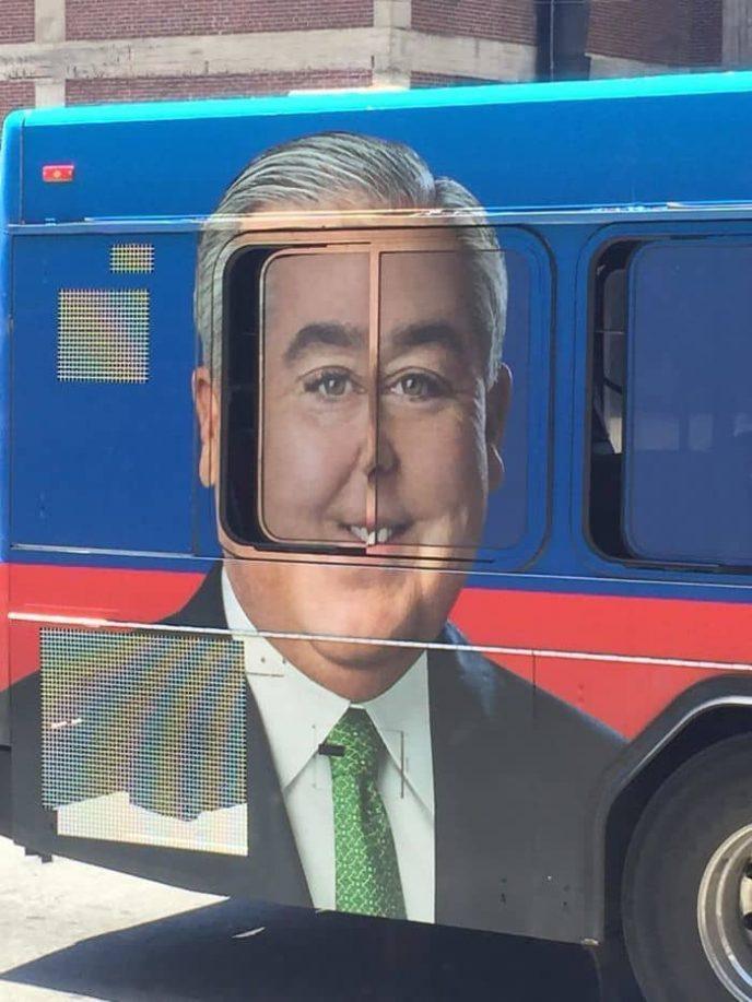 плакат на автобусе
