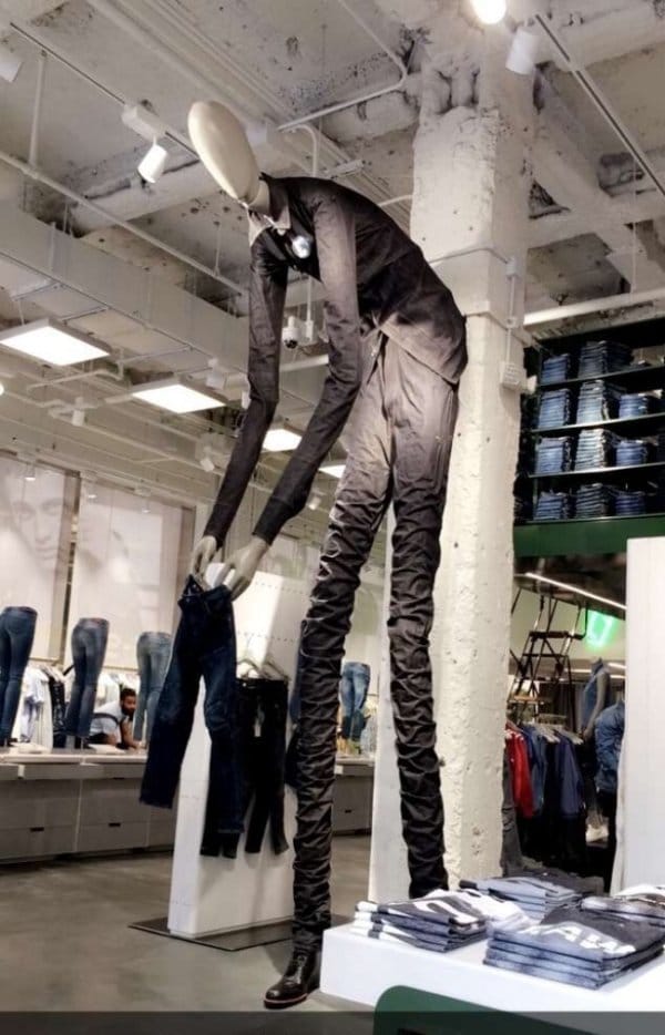 длинный манекен в магазине
