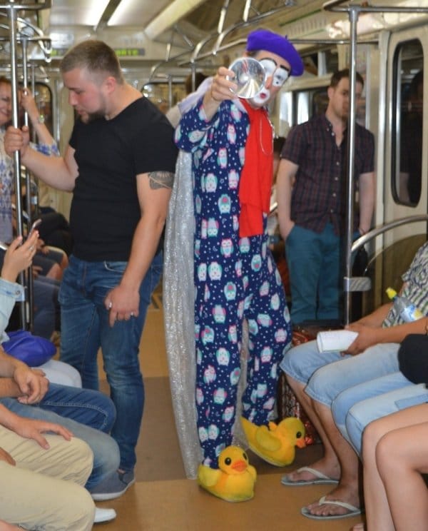 клоун в вагоне метро