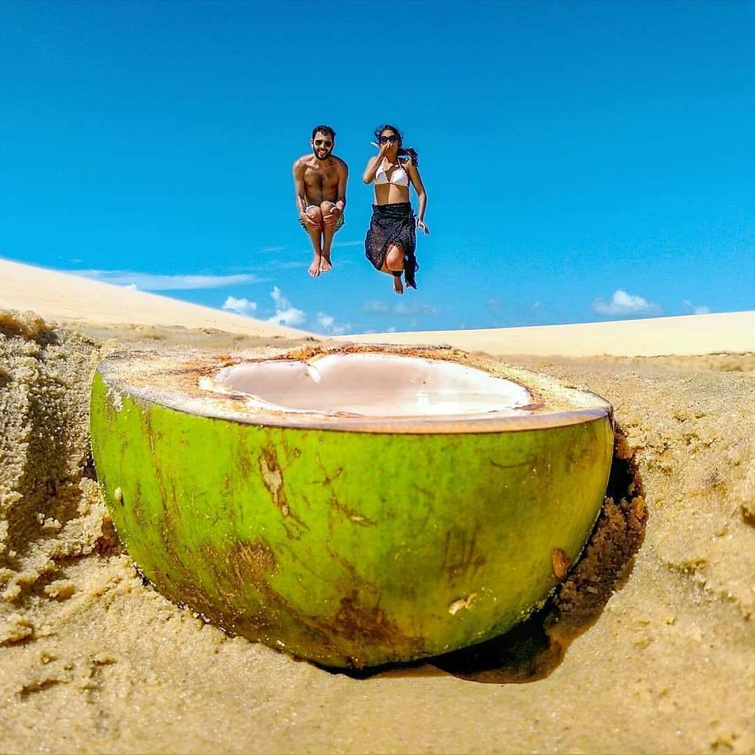 девушка и парен прыгают в кокос