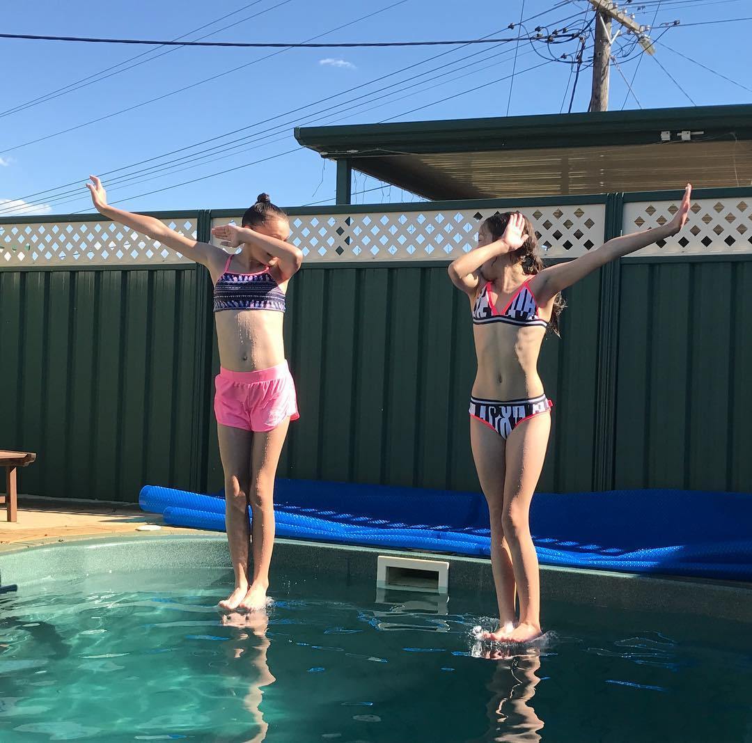 девочки в бассейне 