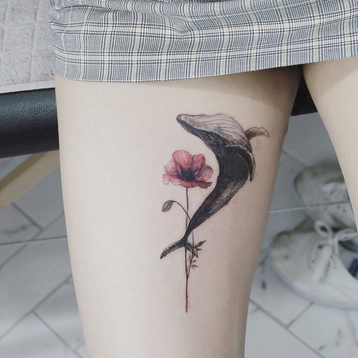 татуировка на ноге у девушки