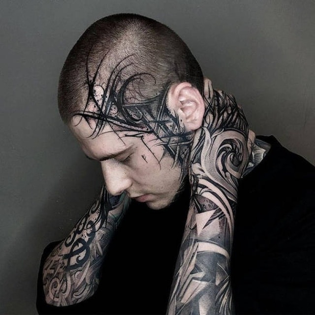 парень с татуировками