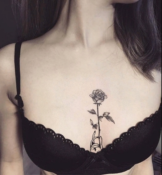 цветы на груди