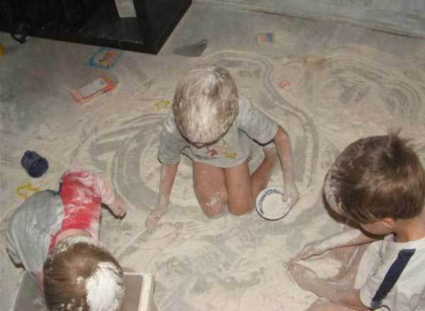 дети играют с мукой
