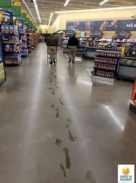 грязные следы на полу в супермаркете