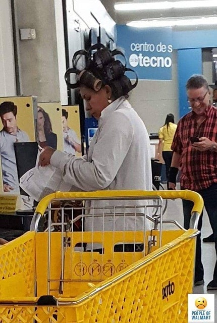 женщина с бигудями в супермаркете
