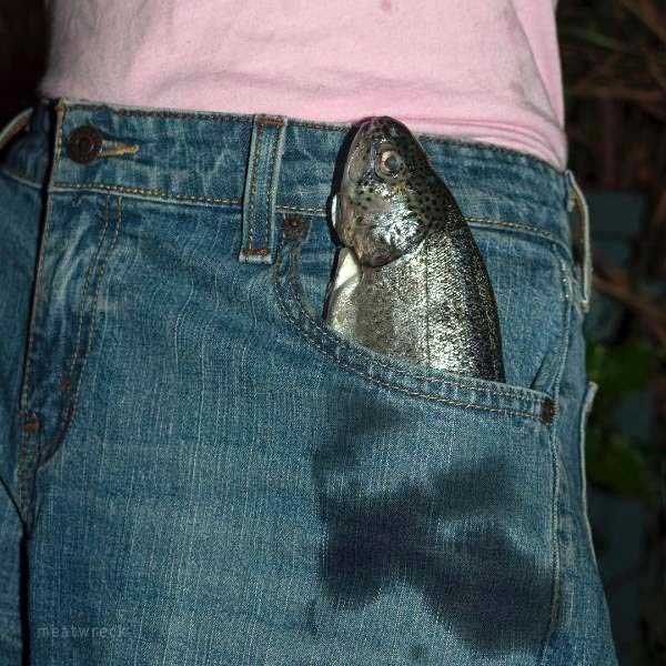 рыба в кармане джинс