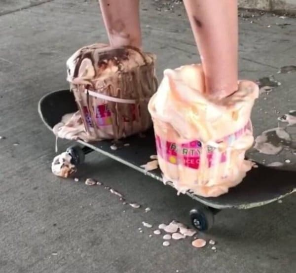 ногами в мороженом на скейтборде