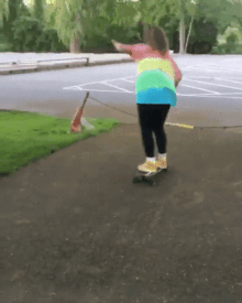 женщина падает со скейтборда